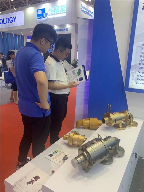 騰旋盲插流體連接器旋轉接頭在深圳電池展亮相