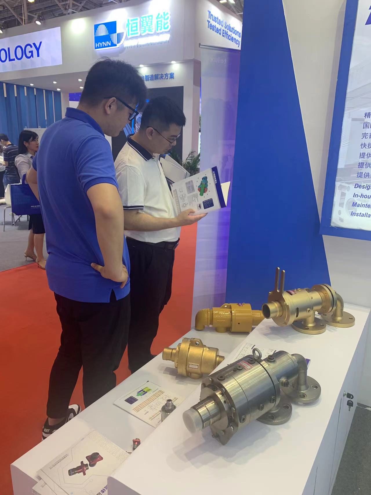騰旋盲插流體連接器旋轉接頭在深圳電池展亮相